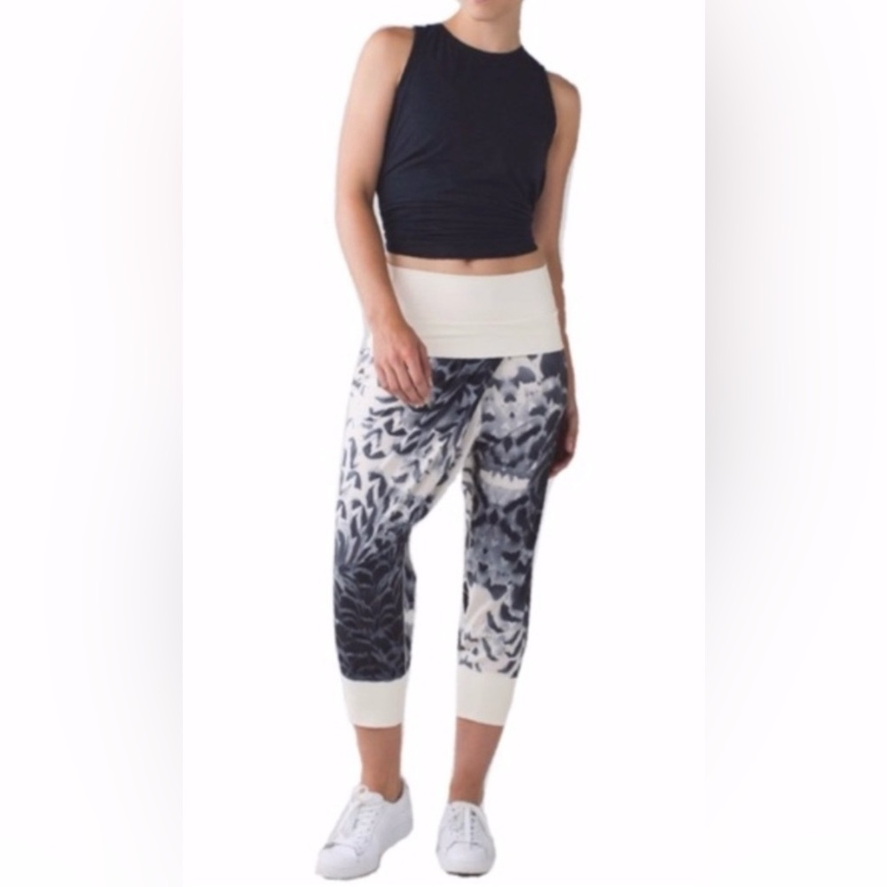 Lululemon Dance To Yoga Women’s Legging Pants Capri Roll Down Waistband Size 10